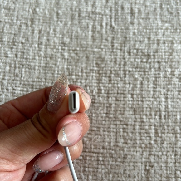 BRAND NEW APPLE EARBUDS - Picture 4 of 6